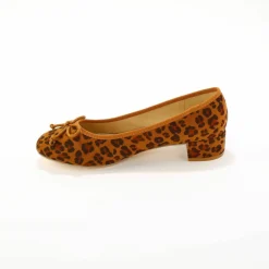 Ballerines à talons imprimées léopard.