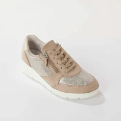 Baskets à lacets grande largeur, en cuir avec empiècements extensibles.