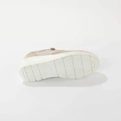 Baskets à lacets grande largeur, en cuir avec empiècements extensibles.