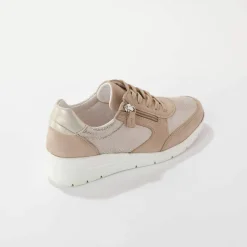 Baskets à lacets grande largeur, en cuir avec empiècements extensibles.