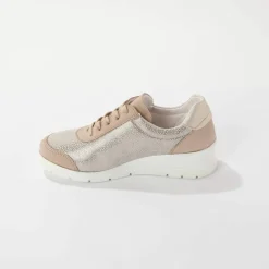 Baskets à lacets grande largeur, en cuir avec empiècements extensibles.