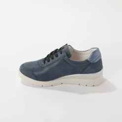 Baskets à lacets grande largeur, en cuir avec empiècements extensibles.