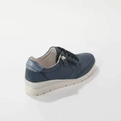 Baskets à lacets grande largeur, en cuir avec empiècements extensibles.