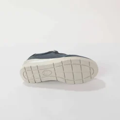Baskets à lacets grande largeur, en cuir avec empiècements extensibles.