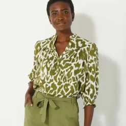 Blouse bicolore col tunisien, manches coudes smockées