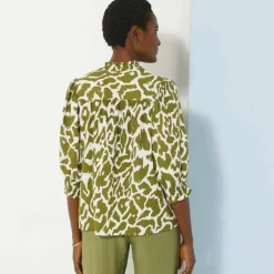 Blouse bicolore col tunisien, manches coudes smockées