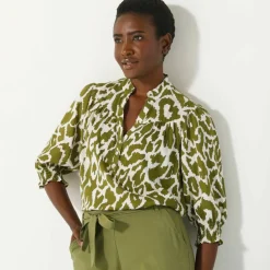 Blouse bicolore col tunisien, manches coudes smockées