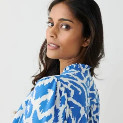 Blouse bicolore col tunisien, manches coudes smockées