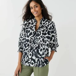 Blouse bicolore col tunisien, manches coudes smockées