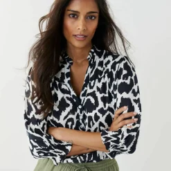 Blouse bicolore col tunisien, manches coudes smockées