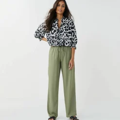 Blouse bicolore col tunisien, manches coudes smockées