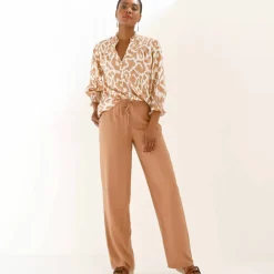 Blouse bicolore col tunisien, manches coudes smockées