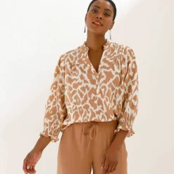 Blouse bicolore col tunisien, manches coudes smockées