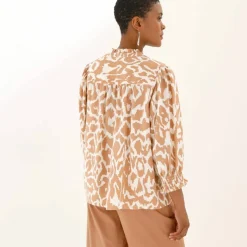 Blouse bicolore col tunisien, manches coudes smockées