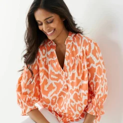 Blouse bicolore col tunisien, manches coudes smockées