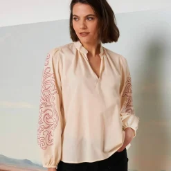 Blouse col montant, manches blousantes imprimées