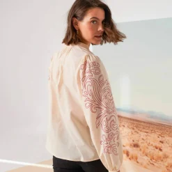 Blouse col montant, manches blousantes imprimées