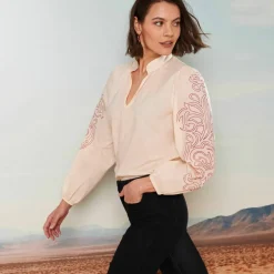 Blouse col montant, manches blousantes imprimées