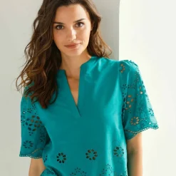 Blouse col tunisien manches courtes, broderie anglaise