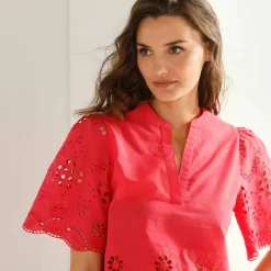 Blouse col tunisien manches courtes, broderie anglaise