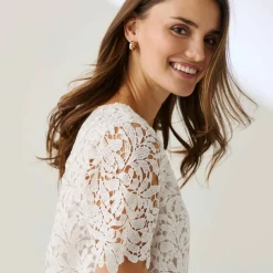 Blouse col V entièrement en macramé