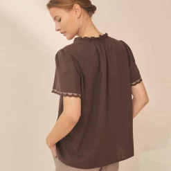 Blouse col V volanté, manches courtes