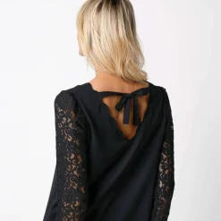 Blouse décolleté festonné dos, manches dentelle