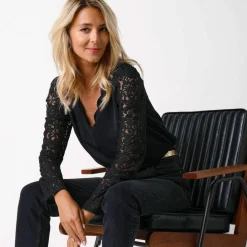 Blouse décolleté festonné dos, manches dentelle