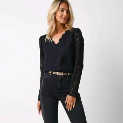 Blouse décolleté festonné dos, manches dentelle
