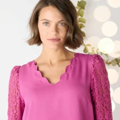 Blouse décolleté festonné dos, manches dentelle