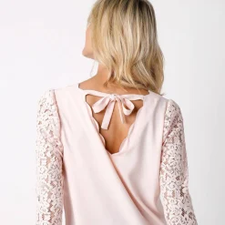 Blouse décolleté festonné dos, manches dentelle