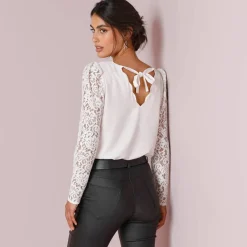 Blouse décolleté festonné dos, manches dentelle