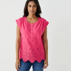 Blouse en broderie anglaise, sans manches