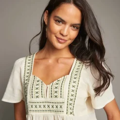 Blouse à plastron brodée, manches papillon