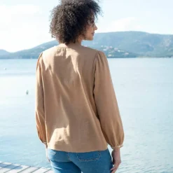 Blouse unie brodée en coton, col fendu