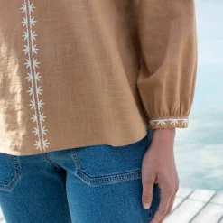 Blouse unie brodée en coton, col fendu