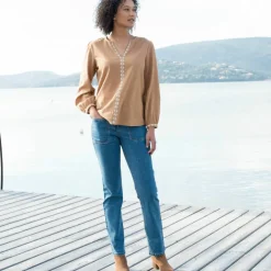 Blouse unie brodée en coton, col fendu
