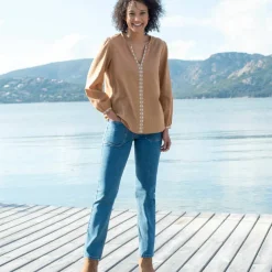 Blouse unie brodée en coton, col fendu