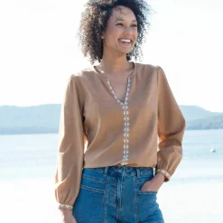 Blouse unie brodée en coton, col fendu