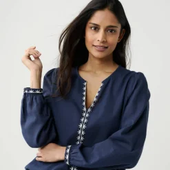 Blouse unie brodée en coton, col fendu