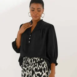 Blouse unie col tunisien, manches coudes smockées