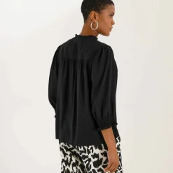 Blouse unie col tunisien, manches coudes smockées