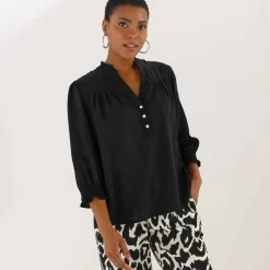 Blouse unie col tunisien, manches coudes smockées