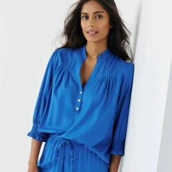 Blouse unie col tunisien, manches coudes smockées