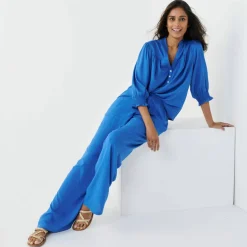 Blouse unie col tunisien, manches coudes smockées