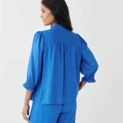 Blouse unie col tunisien, manches coudes smockées