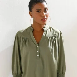 Blouse unie col tunisien, manches coudes smockées