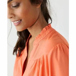Blouse unie col tunisien, manches coudes smockées
