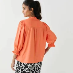 Blouse unie col tunisien, manches coudes smockées