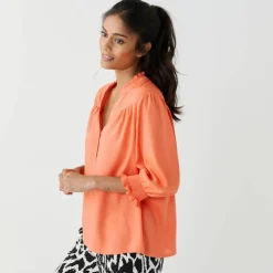 Blouse unie col tunisien, manches coudes smockées